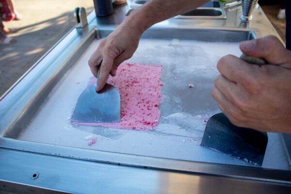 Préparation de la glace à la plancha (Ice Cream Rolls) à base de crème glacée maison par Ice Loops